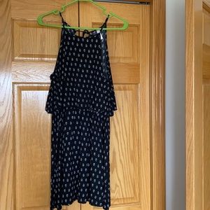 Ultra flattering flowly black dress